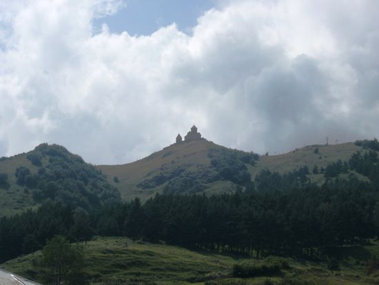Die Kirche Zminda Sameba hoch über dem Ort Kasbegi