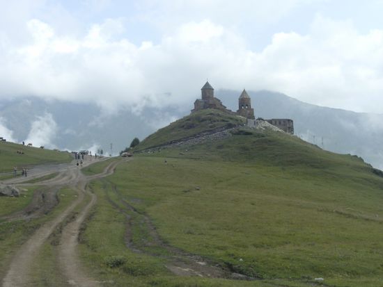 Der 2.170 m hohe "Hügel" mit der Kirche ist erreicht (das letzte Stück nahmen mich russische Touristen im Kofferraum! ihres Jeeps mit)