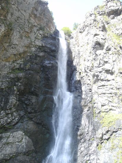 und strahlt erfrischende Kühle aus, das Wasser kommt direkt vom Gletscher des Kasbek