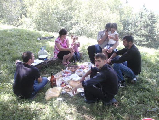 ... und ließ mich hier spontan zum Picknick und Wein im Grünen einladen.