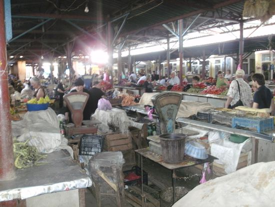 Lebensmittelmarkt, noch mit mechanischen Waagen für Obst und Gemüse