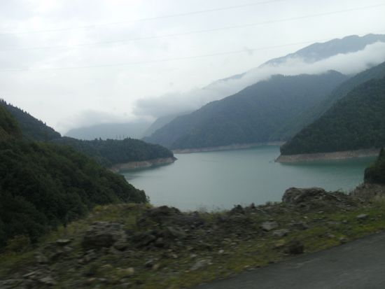 Auf der Fahrt nach Swanetien, immer einsamer wird die Landschaft (ich hätte gern noch mehr Aufnahmen gemacht, was jedoch wegen der "zügigen Fahrweise" auf der sehr kurvenreichen Straße nicht möglich war).