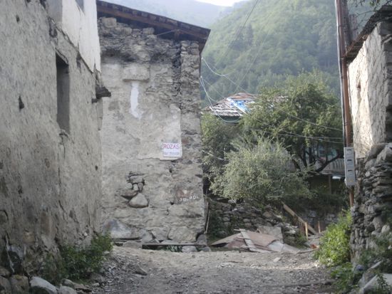 Etwas abseits der Straße, hinter dicken Mauern fand ich nach einigem Fragen "meine" Pension "Rozas Guesthouse", die mir empfohlen worden war