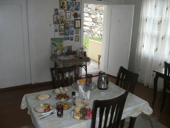 Innen war es sehr geschmackvoll eingerichtet und gab natürlich wie immer reichlich und lecker zu essen.
Das einzige, was man hier eventuell vermissen wird, ist die Internetverbindung, die gibt es in ganz Swanetien nur an wenigen Stellen in Form eines schwachen Signals über Internetstick.