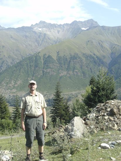 Der Autor dieses Reiseberichts bei einer Rast mitten im Kaukasus