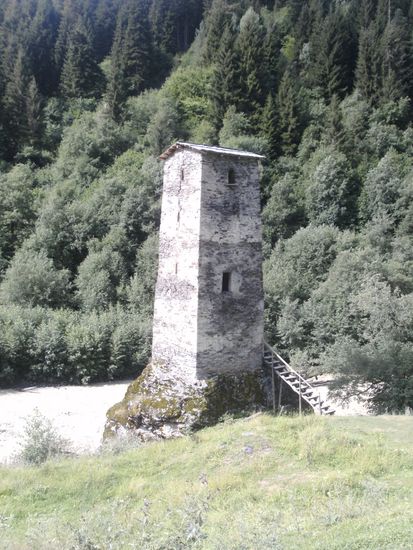 Überall unterwegs standen am Wegesrand hin und wieder solche Türme. Dieser war zugänglich und konnte auch von innen besichtigt werden.