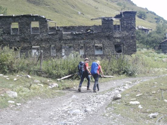 Dieses junge Paar aus Holland war noch sehr viel unternehmungslustiger als ich - in einem abgelegenen Dorf ließen sie sich absetzen und brachen mit Campingausrüstung auf dem Rücken zu einer mehrtägigen Trekkingtour auf.