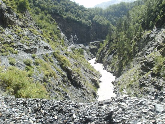Hart am Abgrund schlängelt sich die schmale Piste (links) durch die Schlucht