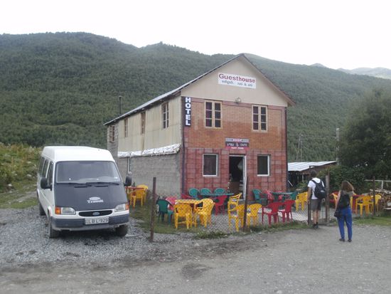 ... aber auch hier hat das 21. Jahrhundert schon in Form eines Hotels mit Plastikstühlen vor der Tür Einzug gehalten, was schon etwas gemischte Gefühle auslöst