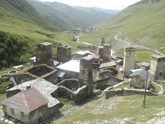 Blick von oben auf eine der drei Ansiedlungen (im Hintergrund eine weitere)