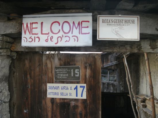 Der Eingang zum Guesthouse - die ehemalige Stalinstraße (siehe kleines dunkelgrünes Schild) ist jetzt nach dem italienischen Alpinisten Vittorio Sella benannt