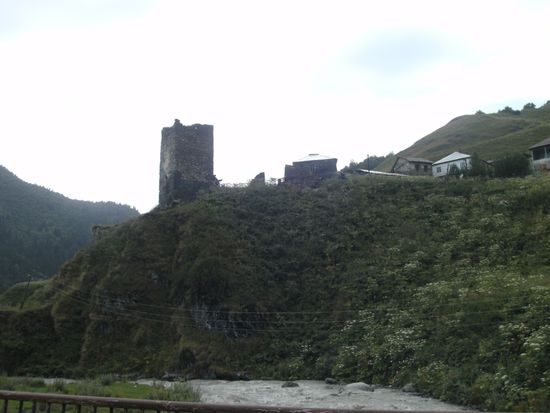 ... noch ein besonders beeindruckender Wehrturm in einem anderen Dorf, das wir auf der Rückfahrt durchquerten