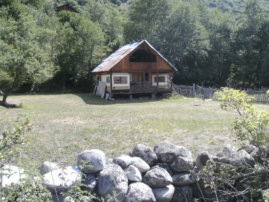 Berghütte im Tal bei Mestia