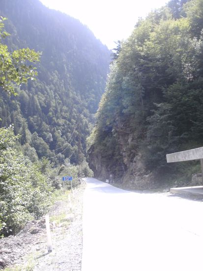 Eine einzige schmale und kurvenreiche, aber asphaltierte Straße durchzieht das Gebirge, das Oberswanetien von der Kolchisebene trennt.