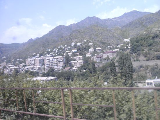 Armenien ist trockener als Georgien, ein großer Teil des kleinen Landes (ungefähr so groß wie das Bundesland Brandenburg) besteht aus Bergen.