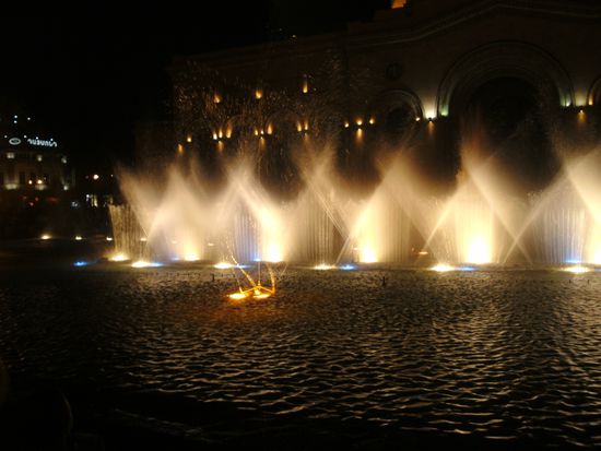 beleuchtete Springbrunnen
