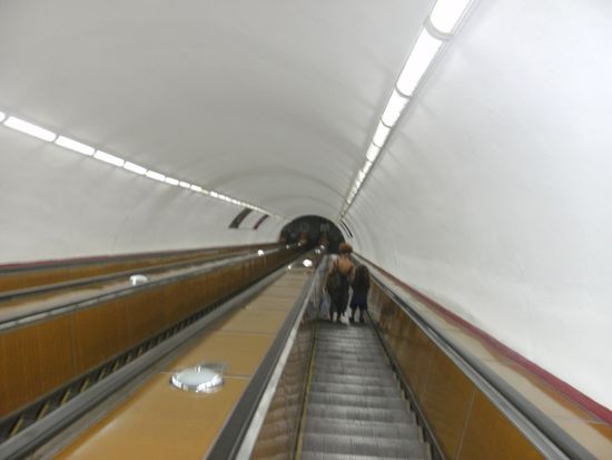 fast unendlich lange Rolltreppen zur Metro