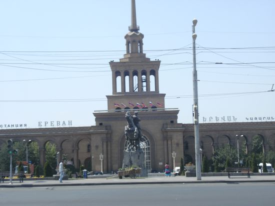 der Hauptbahnhof, von dem jedoch täglich nur eine Handvoll Fernzüge abfahren. In den Unterführungen haben fliegende Händler ihre Stände aufgebaut, hier gibt es alle erdenklichen (meist chinesischen) Billigwaren aber auch leckeres armenisches Gebäck und natürlich frisches Obst und Gemüse