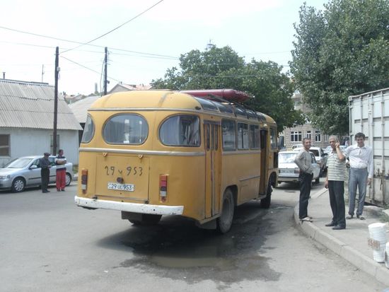 In den Straßen sieht man neben modernen Fahrzeugen auch noch solche altertümlichen Busse aus sowjetischer Zeit