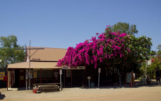 ....Daly Waters. Ein Ort mit 16 Einwohnern und 'nem Pub, dass gleichzeitig Poststelle, Tankstelle, Kommunikations- und Dorfmittelpunkt ist. Hier der Blick auf die eine Seite der Hauptstraße....