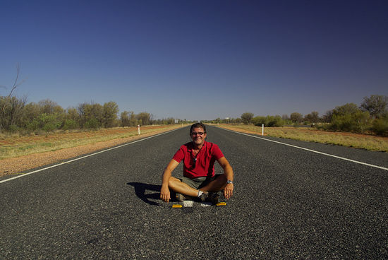 ...'Ein Mann' Sitzblockade auf dem Stuart-Highway...