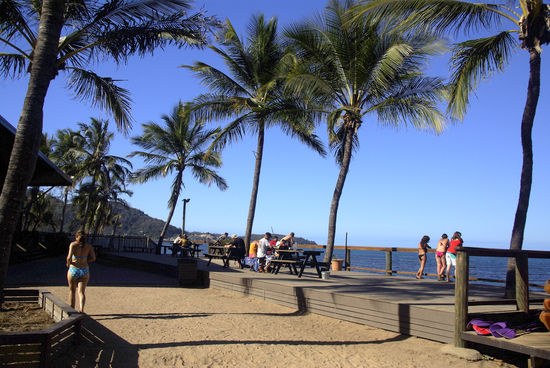 ....die Terasse im Hostel. Jetzt am Morgen ist da nichts los. Aber Abends....