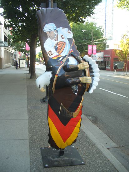 Jeder hier ist verrueckt danach: Eishockey! 70$ pro Karte (gaaaaanz gaaaaaanz hinten oben) sind gar nix!