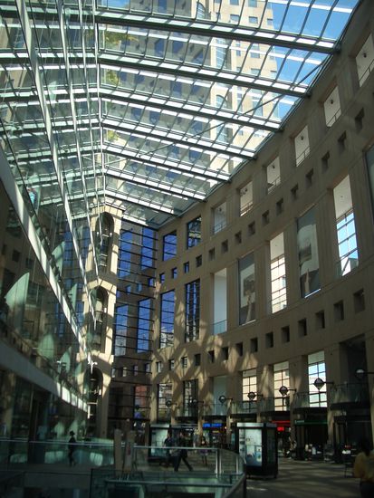 Das Bibliotheksgebaeude von innen