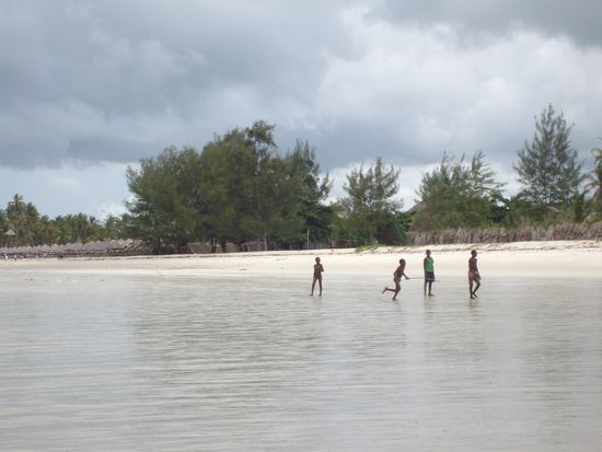spielende Kinder am Strand