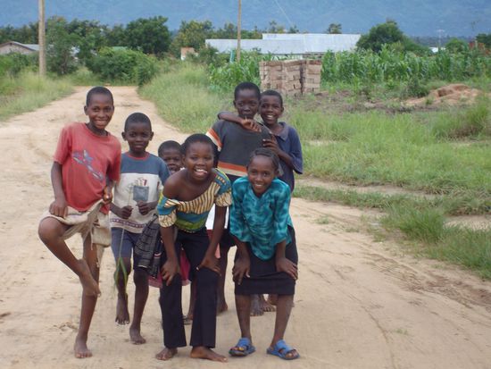 ein zweites Bild der Nachbarskinder. Seit unserem ersten Zusammentreffen suchten sie uns jeden Tag auf und wir tanzten und sangen zusammen.