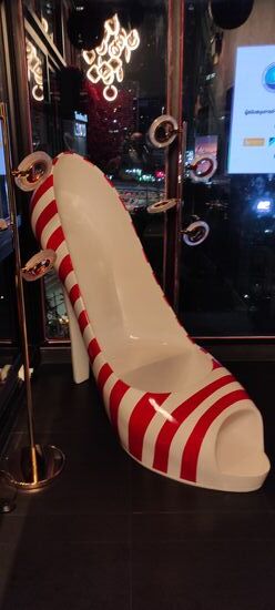 Wer den von Montabaur hier ins Hotel nach Bangkok gebracht hat, wissen wir auch nicht....