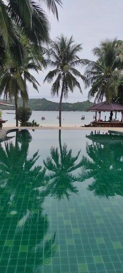 Der Pool ist nicht riesig, aber zum Erfrischen okay