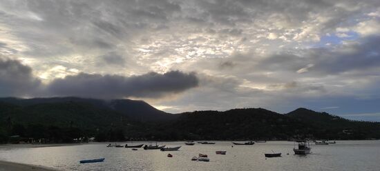 Der Regen kommt über die Berge
