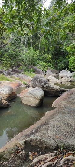Aufgrund der Regenzeit gibt es Wasser, aber der "Fall" ist eher zu hören, als zu sehen