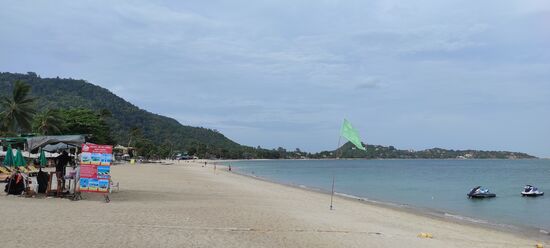 weitläufiger Strand in beide Richtungen