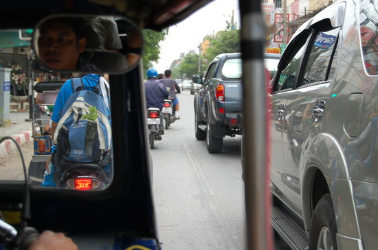 Tuk Tuk zum Bahnhof.