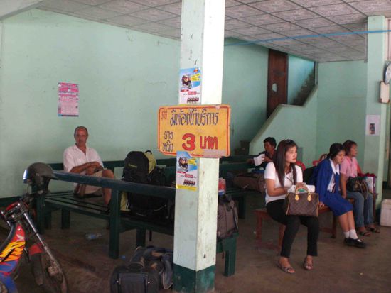 Bushaltestelle, Postamt, Garküche usw.