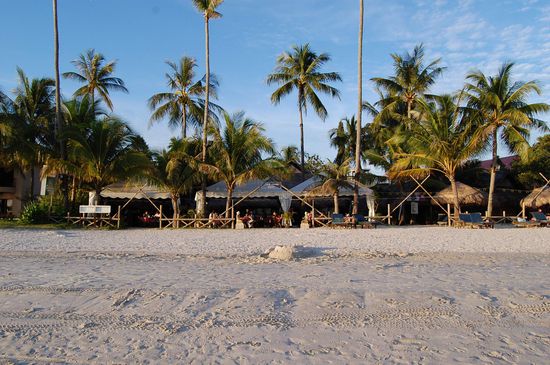 Blick vom Meer auf die Anlage (das Restaurant, die Zimmer sind dahinter)