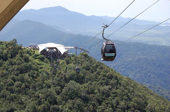 Die Mittelstation von der Bergstation aus gesehen