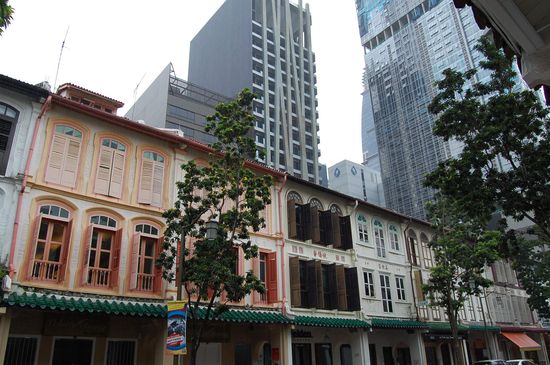 Vorne die alten erhaltenen Gebäude, im Hintergrund die Hochhäuser...