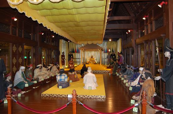 Das Gericht, vorne rechts Nr. 17, über den armen Sünder wird hier verhandelt....