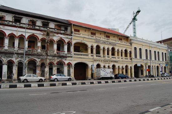 links noch zu renovieren, Mitte teilrenoviert und rechts "fertig"