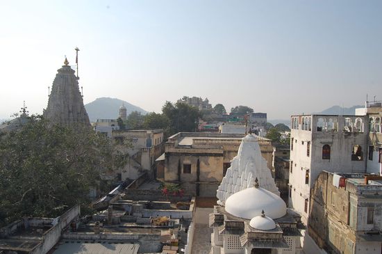 links der Jagdish Tempel und gerade aus der Stadtpalast (ganz hinten)