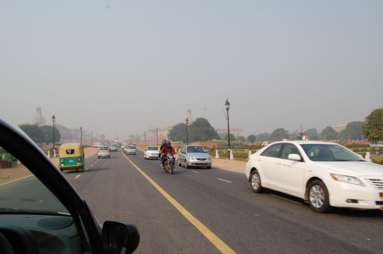 ganz da vorne das Regierungsgebäude