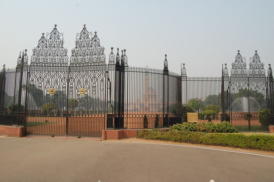 Leider ist der Wohnsitz des Ministers so eingezäunt, dass man wie heute, bei diesigem Wetter, das Gebäude nur erahnen kann 