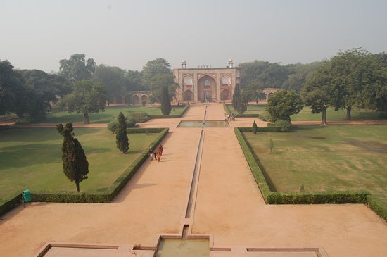Blick vom Mausoleum zum Eingang