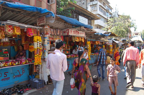 hier kann man sich mit Blumenkränzen zum Ablegen am Grabmal eindecken