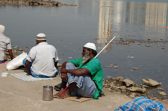 Bettler, Blinde, verkrüppelte und gläubige Menschen säumen den Weg