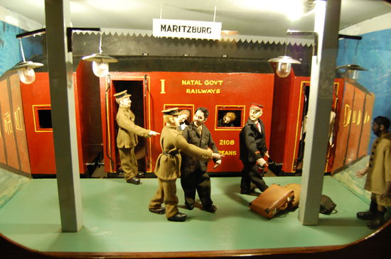 Hier eine Schlüsselszene aus seinem Leben, er wurde in Südafrika aus einem Zug geschmissen, weil ein Weisser sich über ihn beschwert hatte. Diese Szene hat sein Leben grundlegend geändert