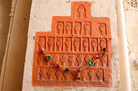 Die Handabdrücke der Frauen, die ihren Männern in den Tod gefolgt sind